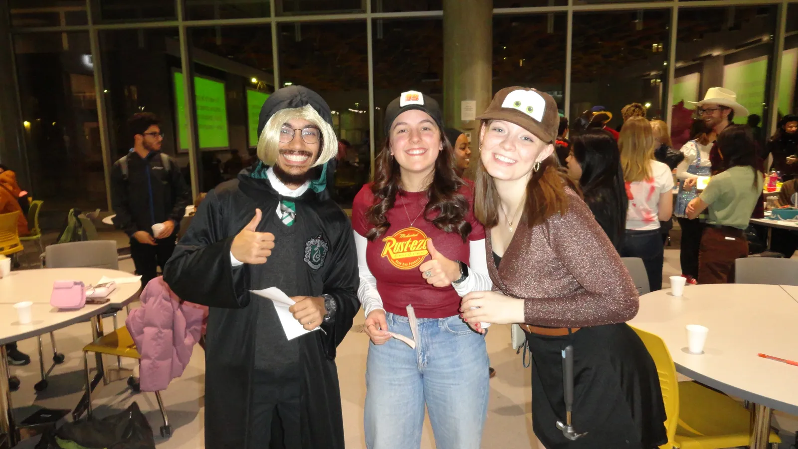 The club decorates cookies